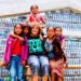 Construcción de una escuela con 8.000 botellas plásticas transformadas en ecoladrillos
