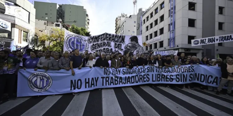 La CGT culpa a Milei y Caputo por la crisis de endeudamiento familiar: advertencia contundente