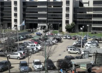 Una enfermera demandó a su clínica tras ser despedida por no tener título y obtuvo una resolución favorable