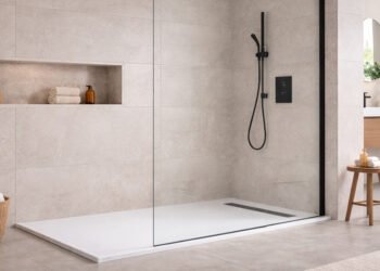 Adiós a las bañeras: la tendencia de 2026 en baños modernos que maximiza el espacio