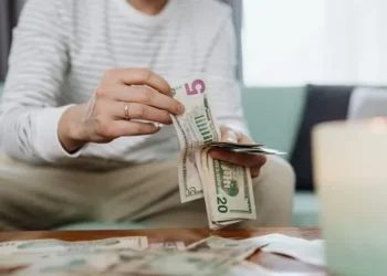 Desde la liberalización del cepo, los argentinos adquieren casi u$s45.000 millones