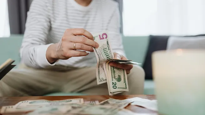 Desde la liberalización del cepo, los argentinos adquieren casi u$s45.000 millones