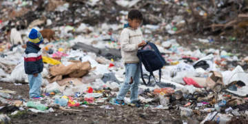 Casi el 45% de los menores de 14 años vive en la pobreza, alcanzando los 4,2 millones