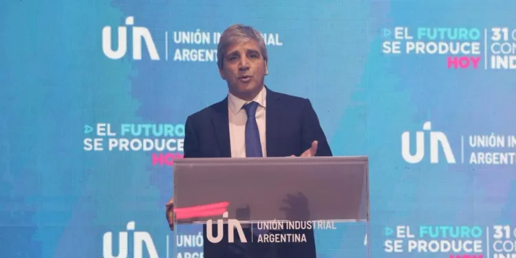 Luis Caputo responde a la UIA: ‘La mayoría de los empresarios consideran necesario un cambio de modelo, aunque resulte complicado’