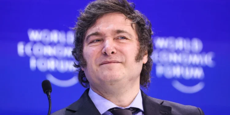 Encuesta revela que Javier Milei mantiene su base electoral, pero más del 50% demanda un cambio de rumbo