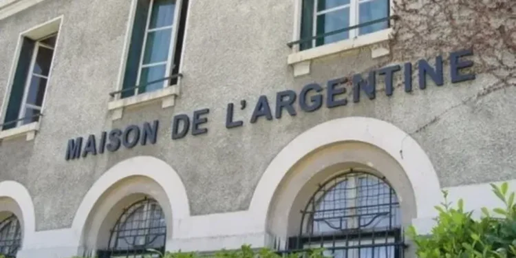 El director de la Casa Argentina en París se pronuncia sobre la controversia y busca ‘liberarla de la ideología woke’