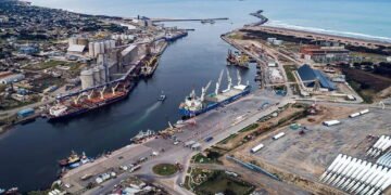 Impactantes imágenes de la sudestada en Quequén: vientos de hasta 77,5 km/h y oleaje elevado