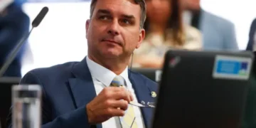 Dos comunicados y un avión demorado: las incógnitas sobre el viaje de Flávio Bolsonaro