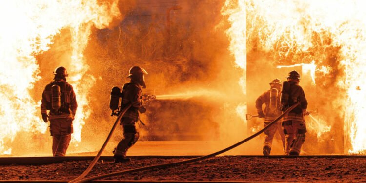 Incendio en Constitución: bomberos controlan el fuego y normalizan el servicio de trenes