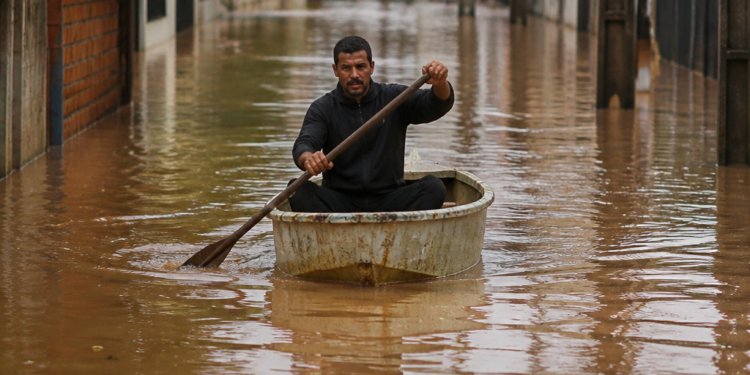 Crisis en Ciudad del Este por el Superniño: vecinos se trasladan en botes debido a las inundaciones