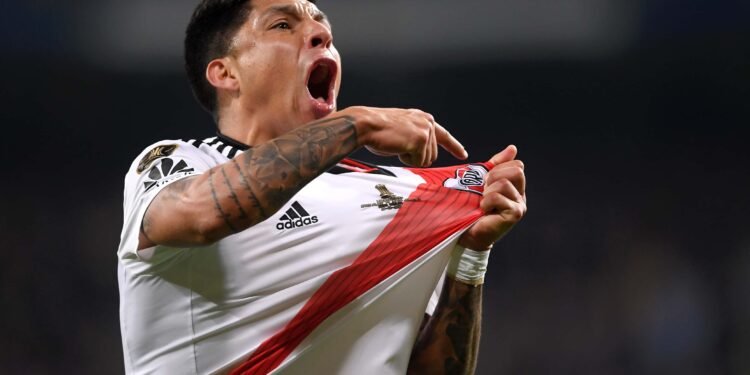 Enzo Pérez sorprende en la popular de River Plate en Córdoba antes del enfrentamiento con Belgrano