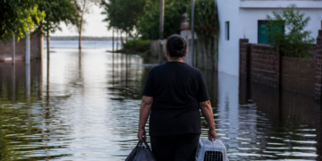 Evacuaciones en Paso de la Patria: Más de 150 familias afectadas por la crecida del Paraná
